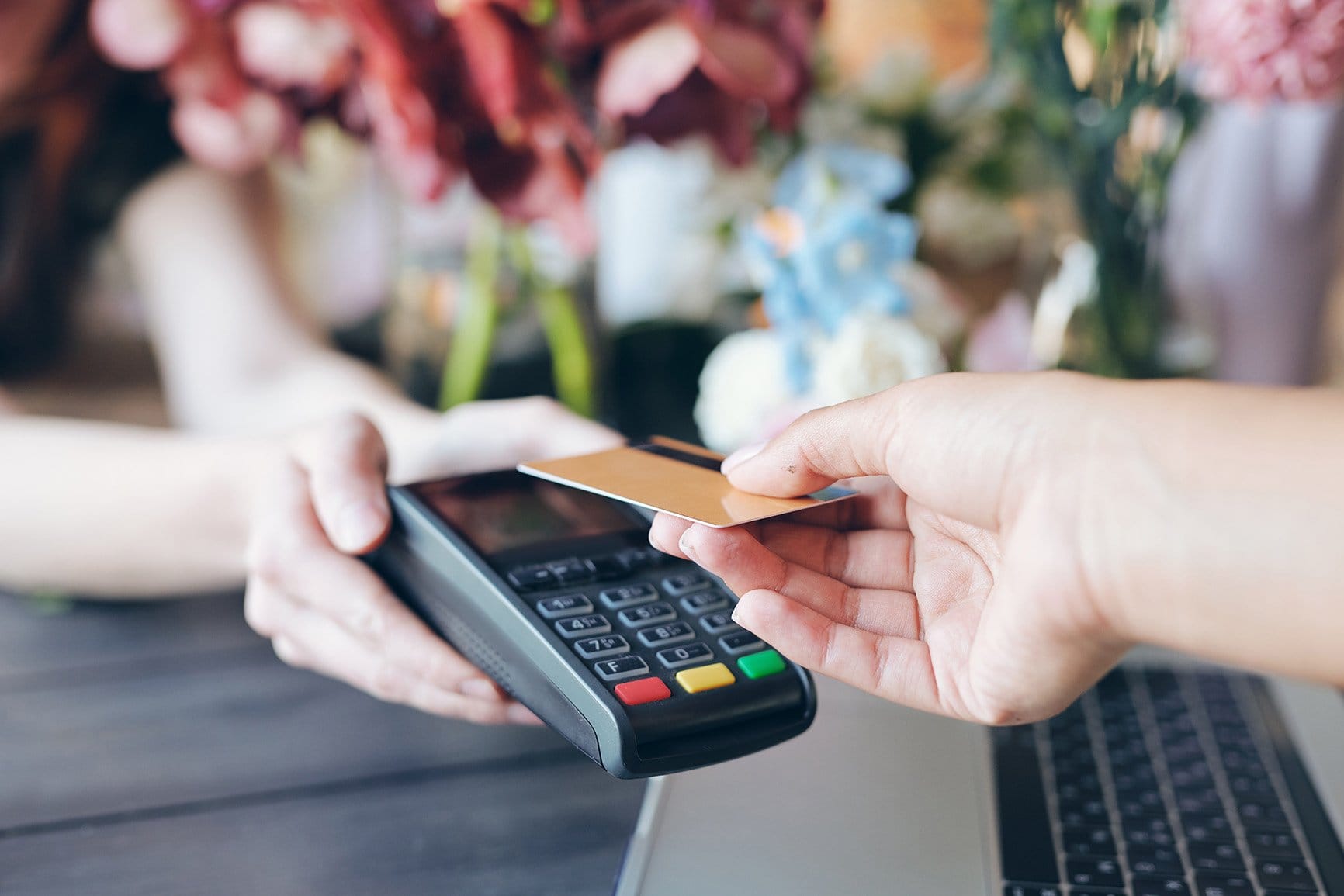 BKM Genel Md. Canko :Koronavirüs sayesinde temassız ödemelerin önemi anlaşılmış oldu 1 using contactless payment in flower store BWGLNXK