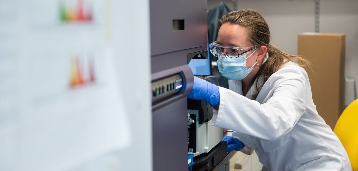 Oxford-AstraZeneca aşısı, bilim adamlarına göre Covid-19'un yayılmasında "önemli" bir düşüşe neden olabilir 1 Oxford University Covid Vaccine by John Cairns 25.6.20 296 1