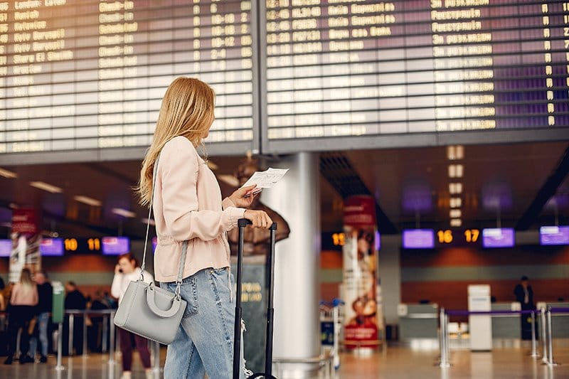 İngiltere'den, Türkiye'ye giden 1200 Euro'yu geçmeyen ürünlerde menşe beyanı zorunluluğu olmayacak 1 beautiful girl standing airport