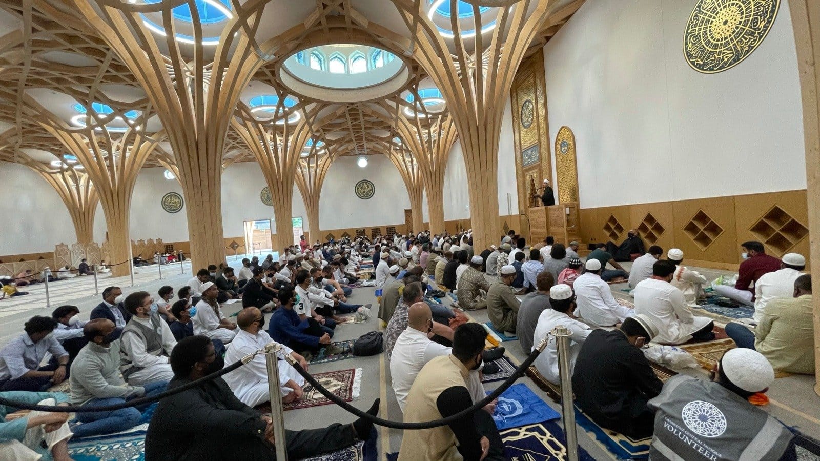 Avrupa'nın ilk çevre dostu camisinde bayram namazı kılındı 1 Cambrdige Camii 3
