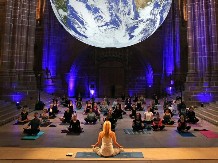 Gaia ile gezegenimizi üç boyutlu görme fırsatı bu kez Ely'de 2 Yoga beneath Gaia. Photo by Gareth Jones. Courtesy of Liverpool City Councils River festival and Liverpool Cathedral 3