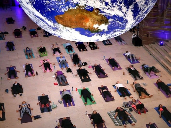 Gaia ile gezegenimizi üç boyutlu görme fırsatı bu kez Ely'de 3 Yoga beneath Gaia. Photo by Gareth Jones. Courtesy of Liverpool City Councils River festival and Liverpool Cathedral. 2