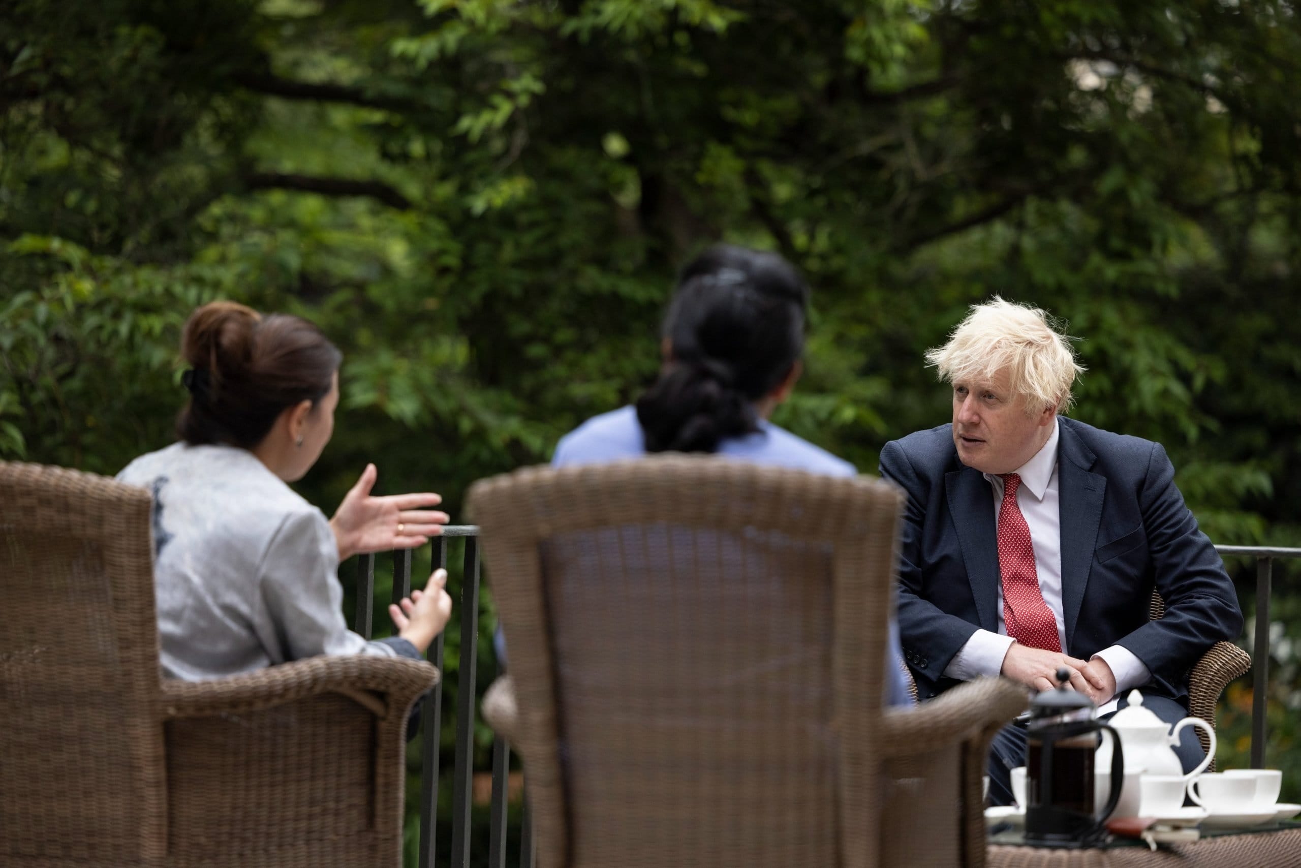 İngiltere Başbakanı Boris Johnson, İngiltere'ye yerleştirilen Afganlılarla bir araya geldi 1 E9PYPEEXEAE4eVL scaled