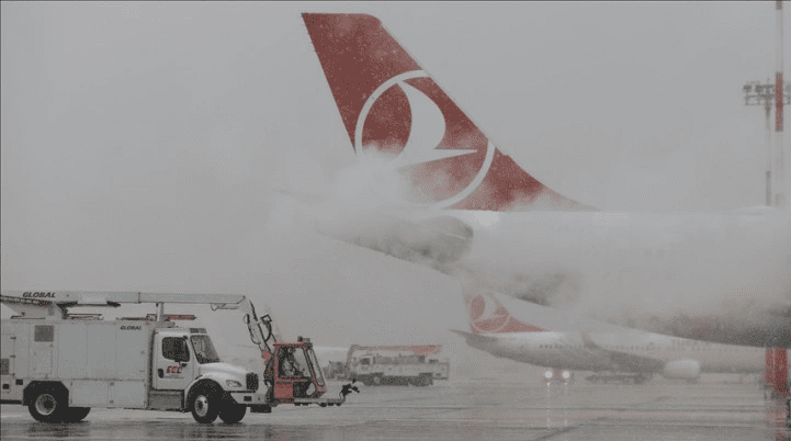İstanbul-Londra uçağındaki yolcular kar yağışı nedeniyle saatlerce uçakta bekledi 1 iga kar