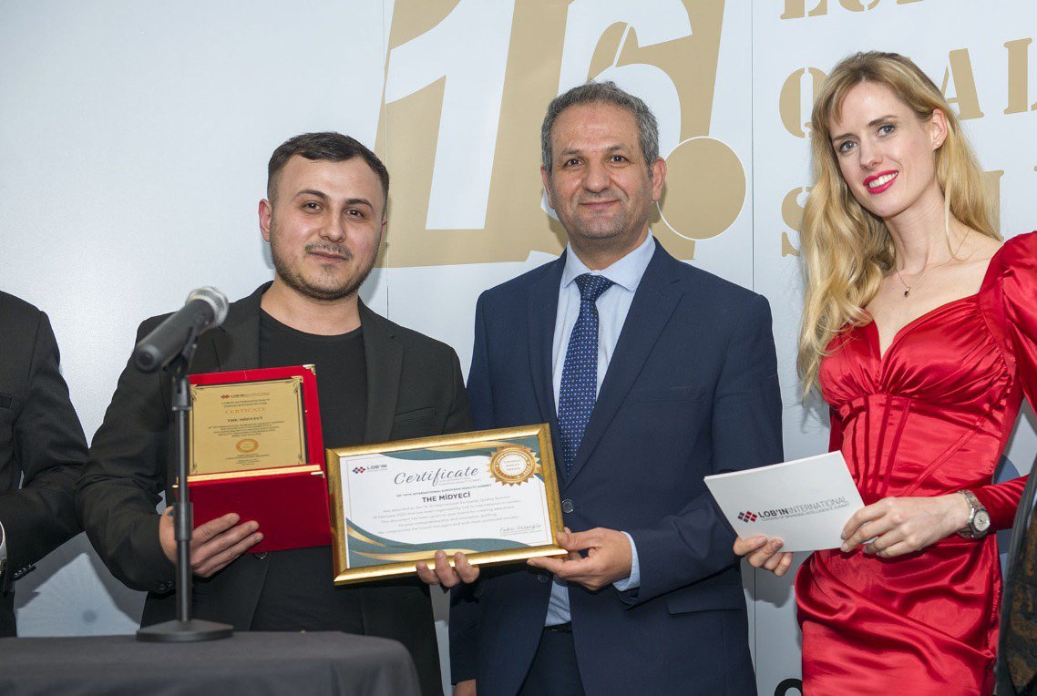 The Midyeci’ye, ‘Uluslararası Avrupa Kalite Zirvesi’nde İngiltere’deki “Yılın En Başarılı Yenilikçi Markası” ödülü verildi 1 Soldan Saga Ahmet Zotkadzha Sabri Ozaydin Wilma Elles Veysel Poyraz 1