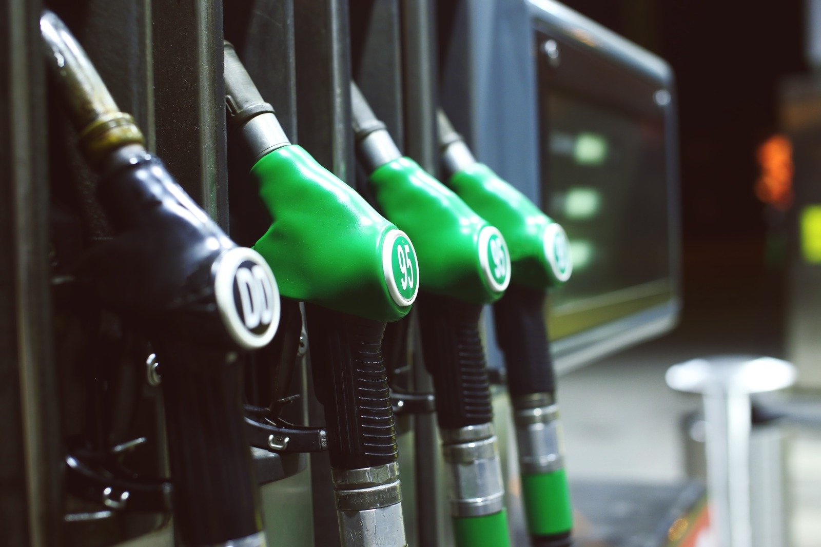 İngiliz Otomobil Derneği “İngiltere’de akaryakıt fiyatlarındaki artış Mart’ta rekor kırdı.” 1 fuel
