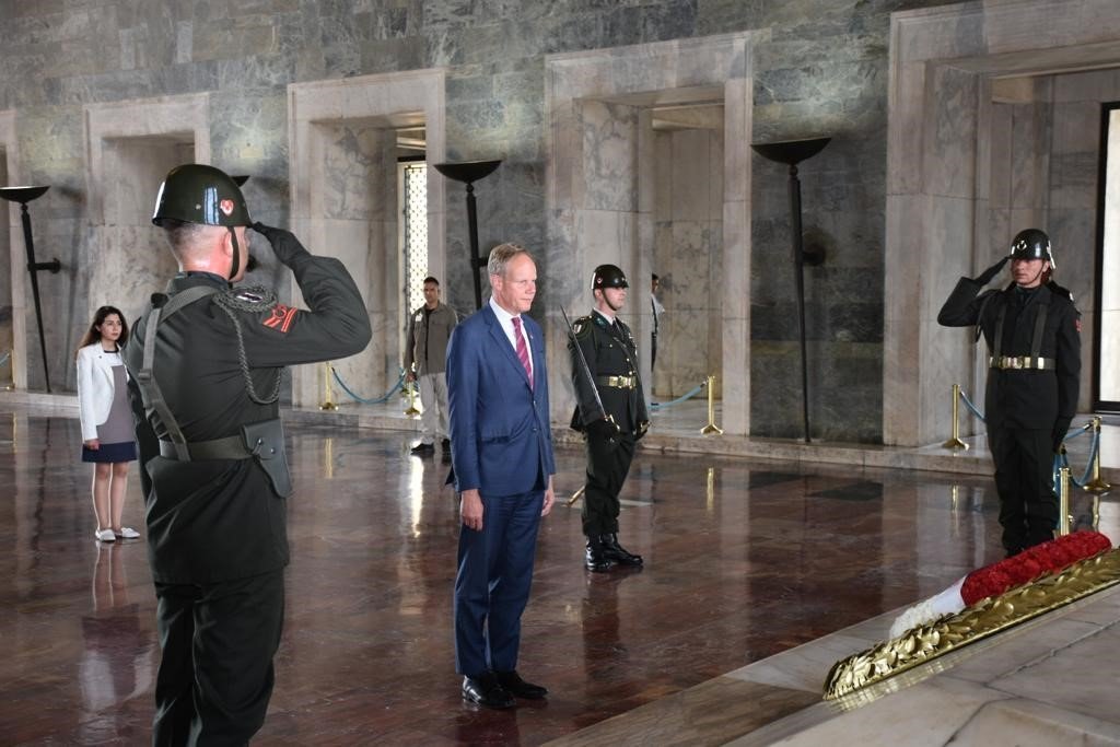 İngiliz müsteşardan Anıtkabir ziyareti 1 FUGm3leWQAEIgpy