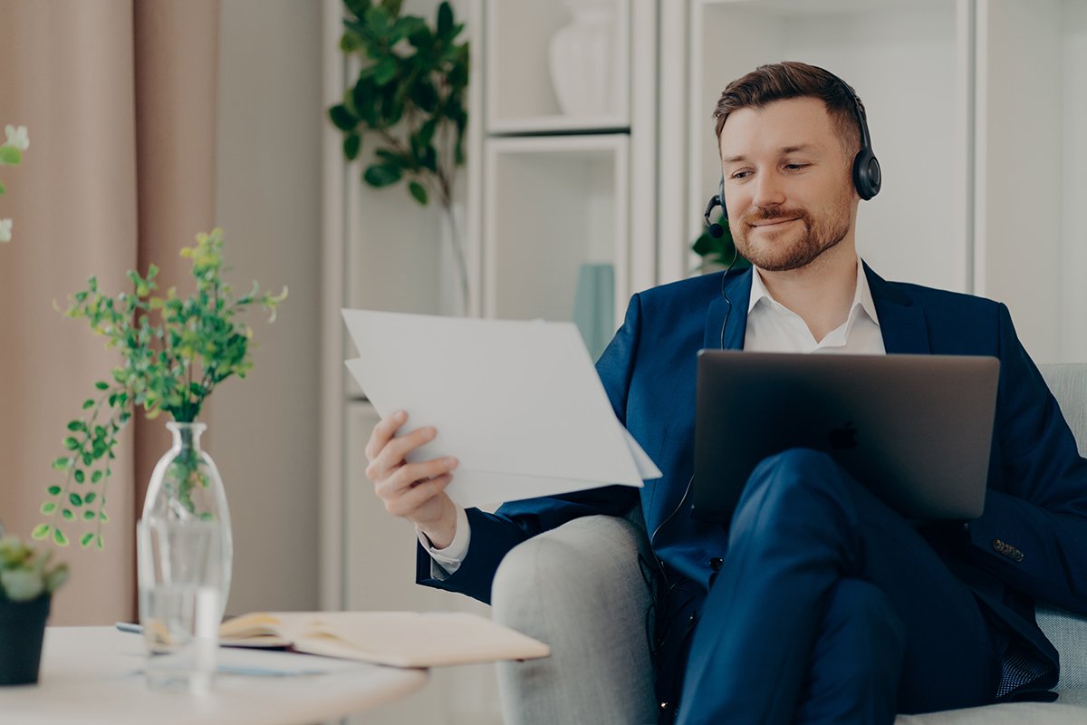 Londra'daki bir hukuk firması, yüzde 20 maaş kesintisi karşılığında avukatların evden çalışmasına izin veriyor 1 young businessman with headset working at home rem 2021 10 21 03 37 59 utc