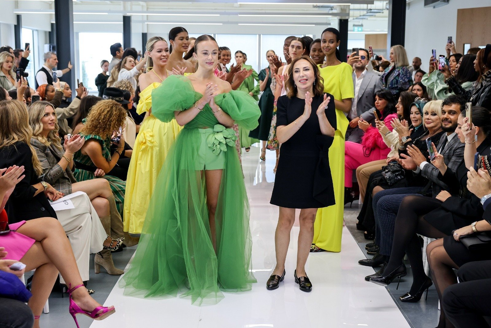 Türk tasarımcı Zeynep Kartal'ın Londra'da yapılan defilesinde Kraliyet üyesi Lady Amelia Windsor modellik yaptı 1 WhatsApp Image 2022 09 28 at 00.15.41