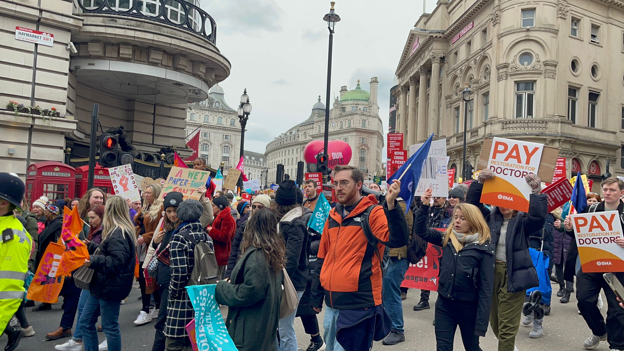 Hükümetin teklifi reddedildi, İngiltere'de öğretmenler grevlere devam edecek 5 Londra Ogretmen Grevi Mart 2023 6