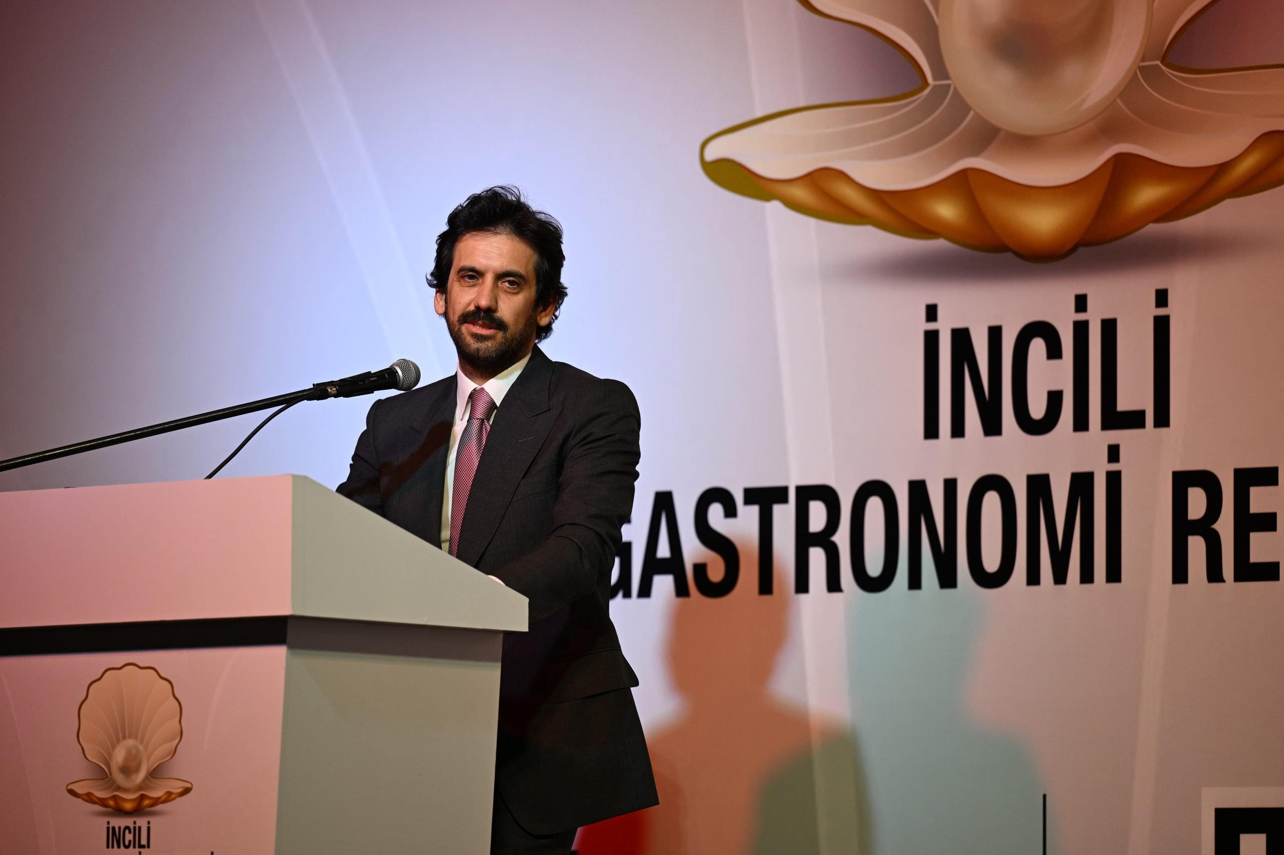İncili Gastronomi Rehberi 2023 Ödül Töreni gastronomi dünyasının öne çıkanlarını belirledi 5 Kultur ve Turizm Bakan Yardimcisi Batuhan Mumcu 2 scaled