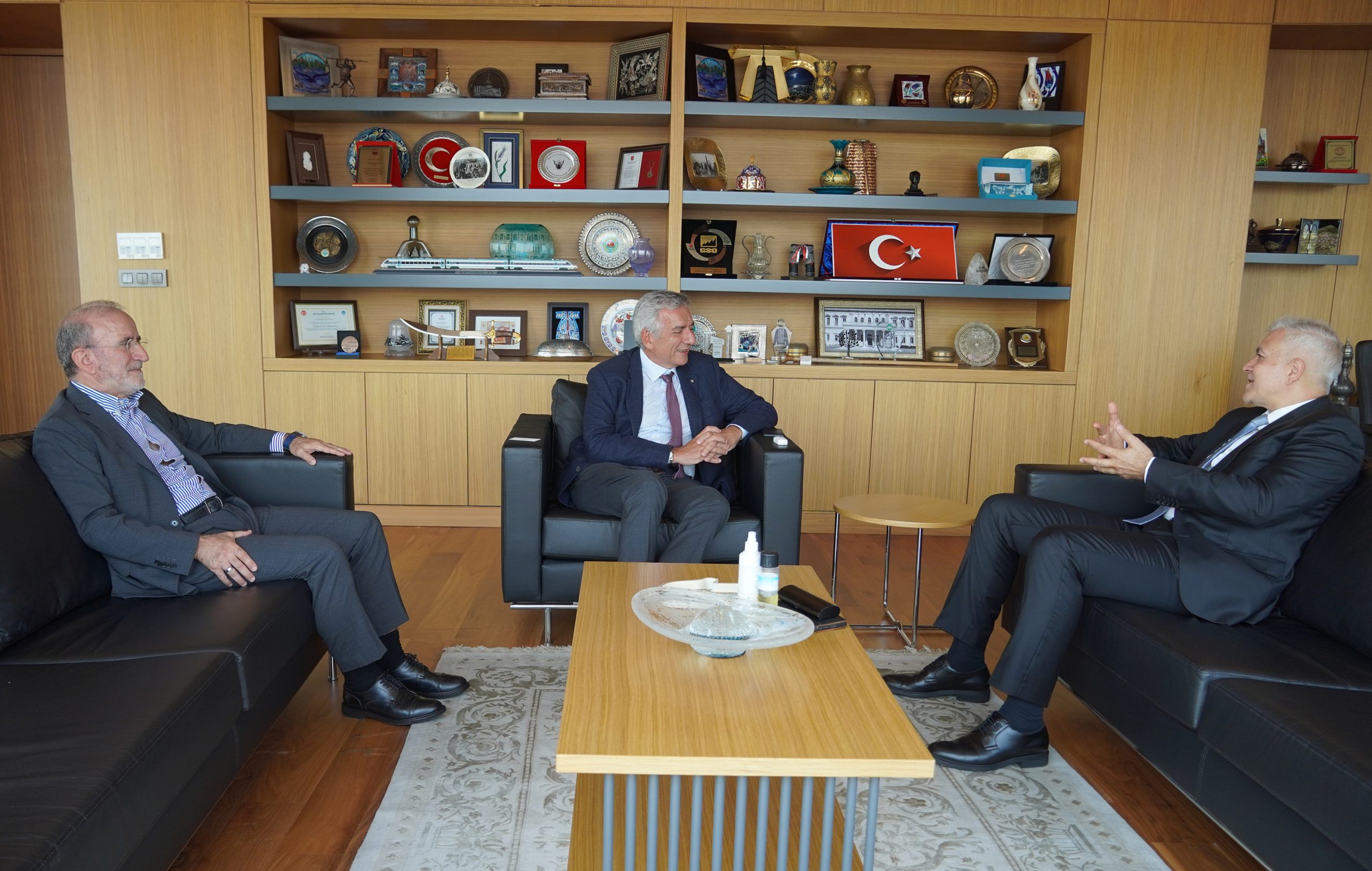 ATMB Başkanı Vehbi Keleş, İstanbul Sanayi Odası Başkanı Erdal Bahçıvan'ı ziyaret etti 1 ATMB Baskan Vehbi Keles ISO Baskan Erdal Bahcivan ve Sadik Ayhan Saruhan 2 scaled