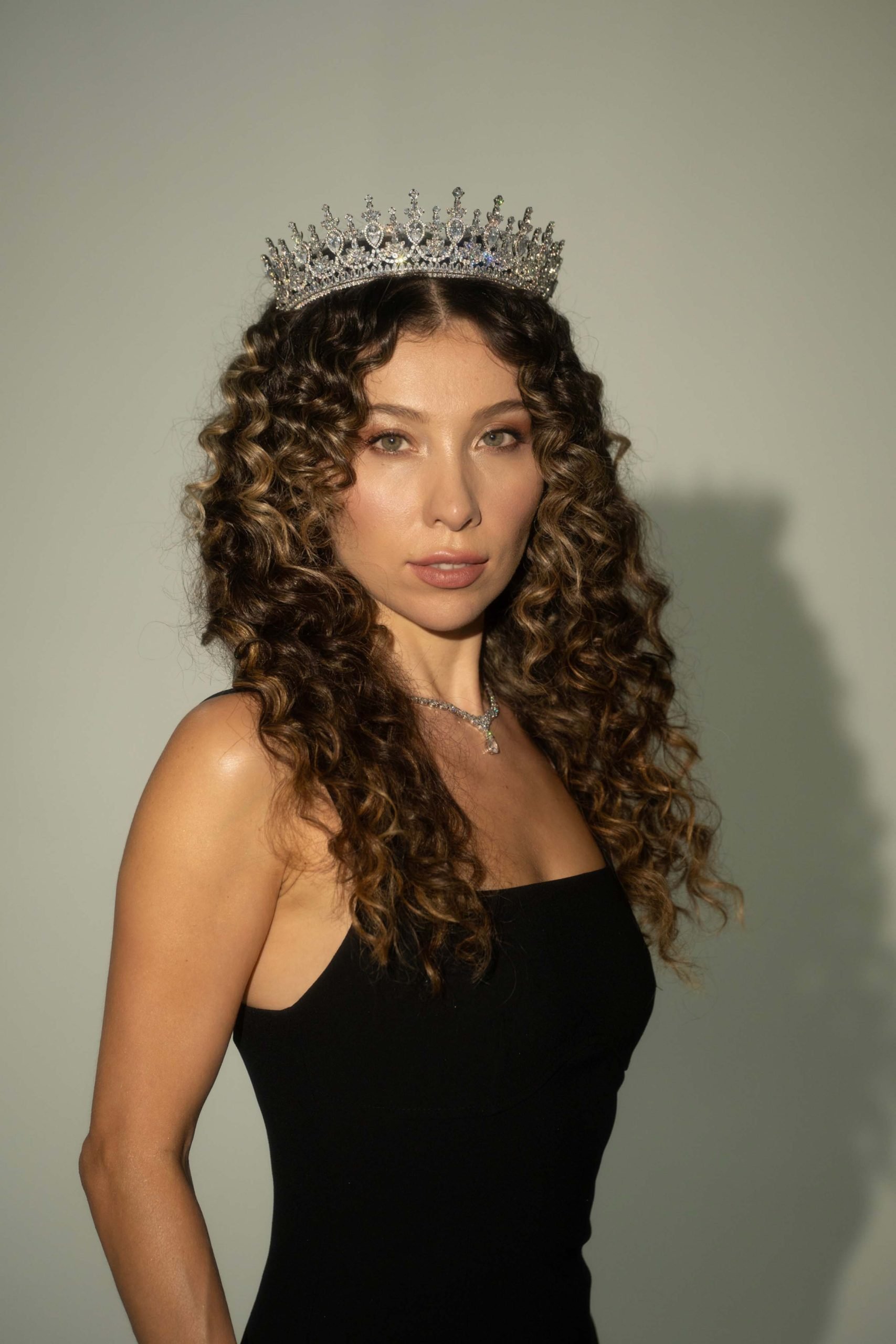 İngiltere'de Yaşayan Neslihan Bayav, Miss Europe Continental 2023 Yarışmasında Türkiye'yi Temsil Edecek 5 Neslihan Bayav 5 scaled