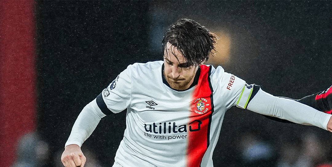 Ingiltere Premier Ligde Luton Townin kaptani Tom Lockyer fenalasarak yere yigildi