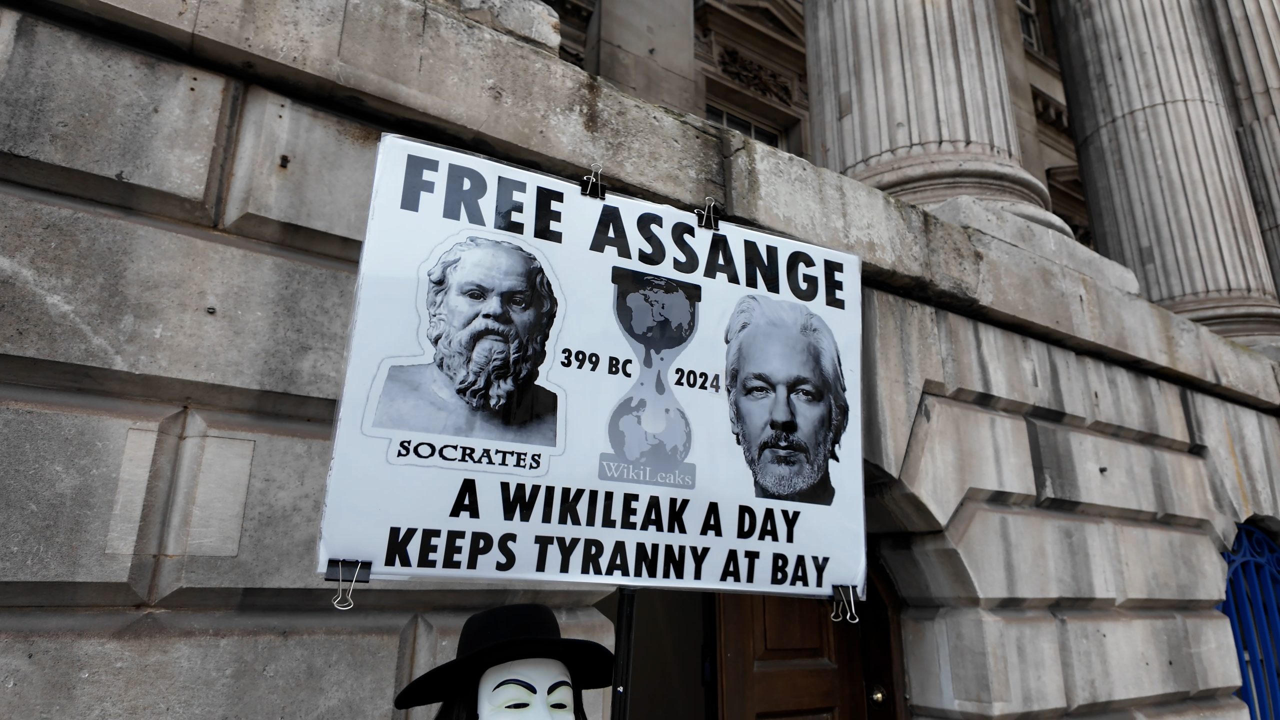 İngiltere'de Yüksek Mahkeme, Julian Assange'ın ABD'ye İadesi Konusunda Erteleme Kararı Verdi 1 jullian assange 2 scaled
