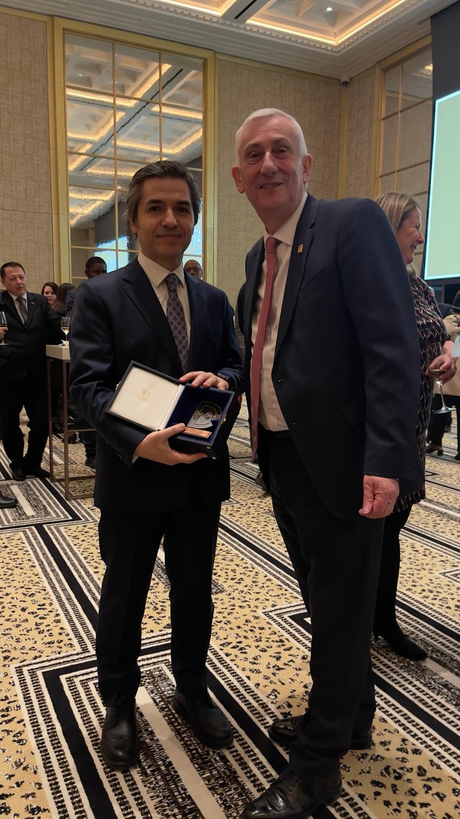 Türkiye'nin Londra Büyükelçisi Osman Koray Ertaş'a Yılın Diplomatı Ödülü Verildi 2 sir hoyle korayertas