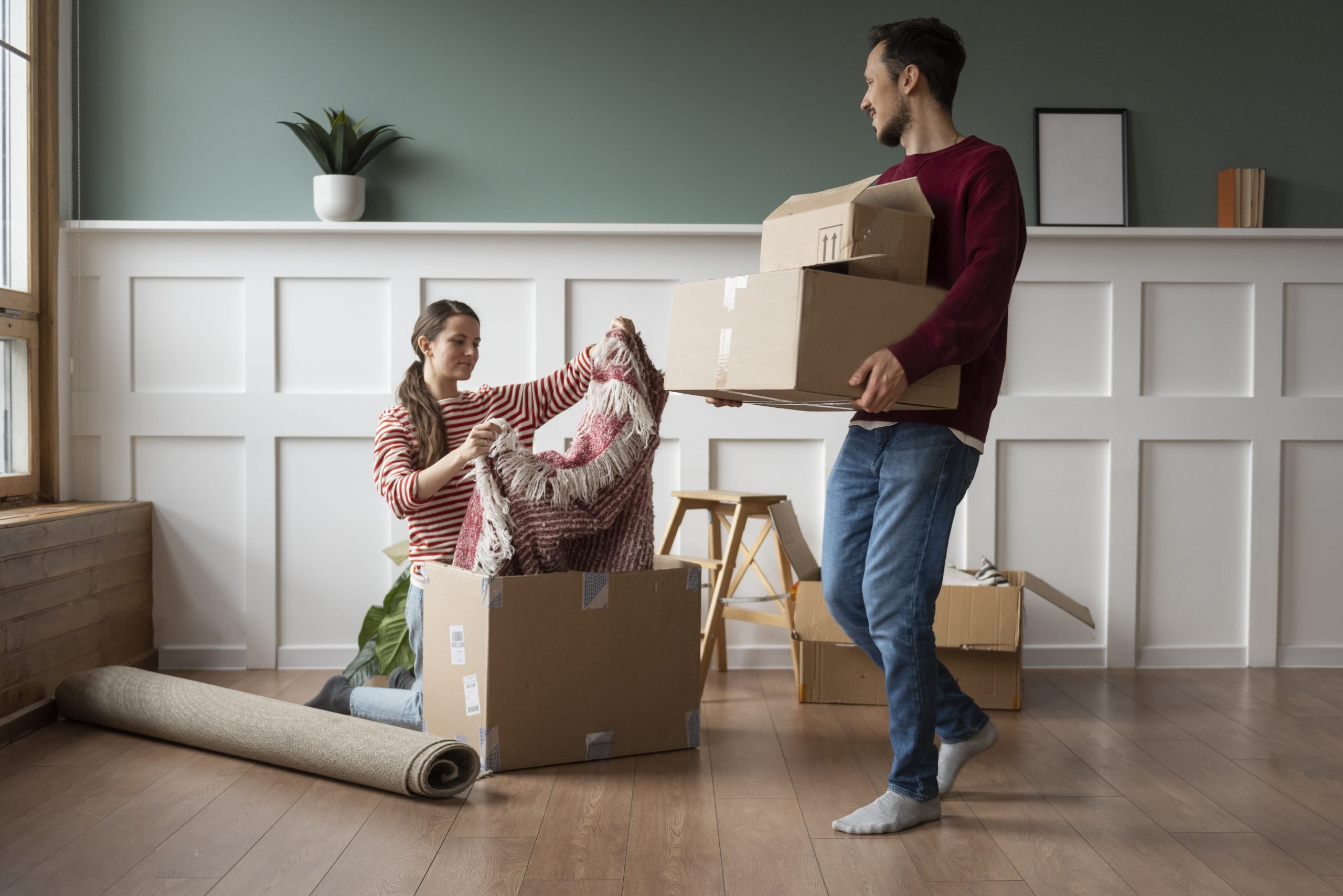 Zorla tahliye edilmek kiracılara yılda £500 milyondan fazlaya mal oluyor 1 young couple moving into new home scaled