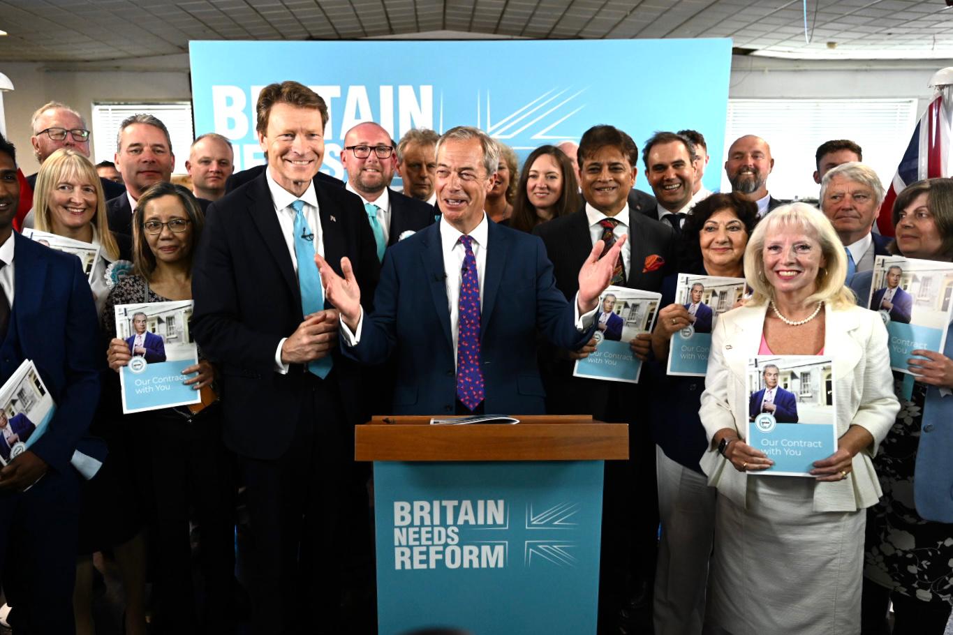 Farage, 140 milyar Sterlinlik vaatlerini açıkladı. Ekonomistler, vaatleri akla yatkın bulmadı! 1 nigel farage 1