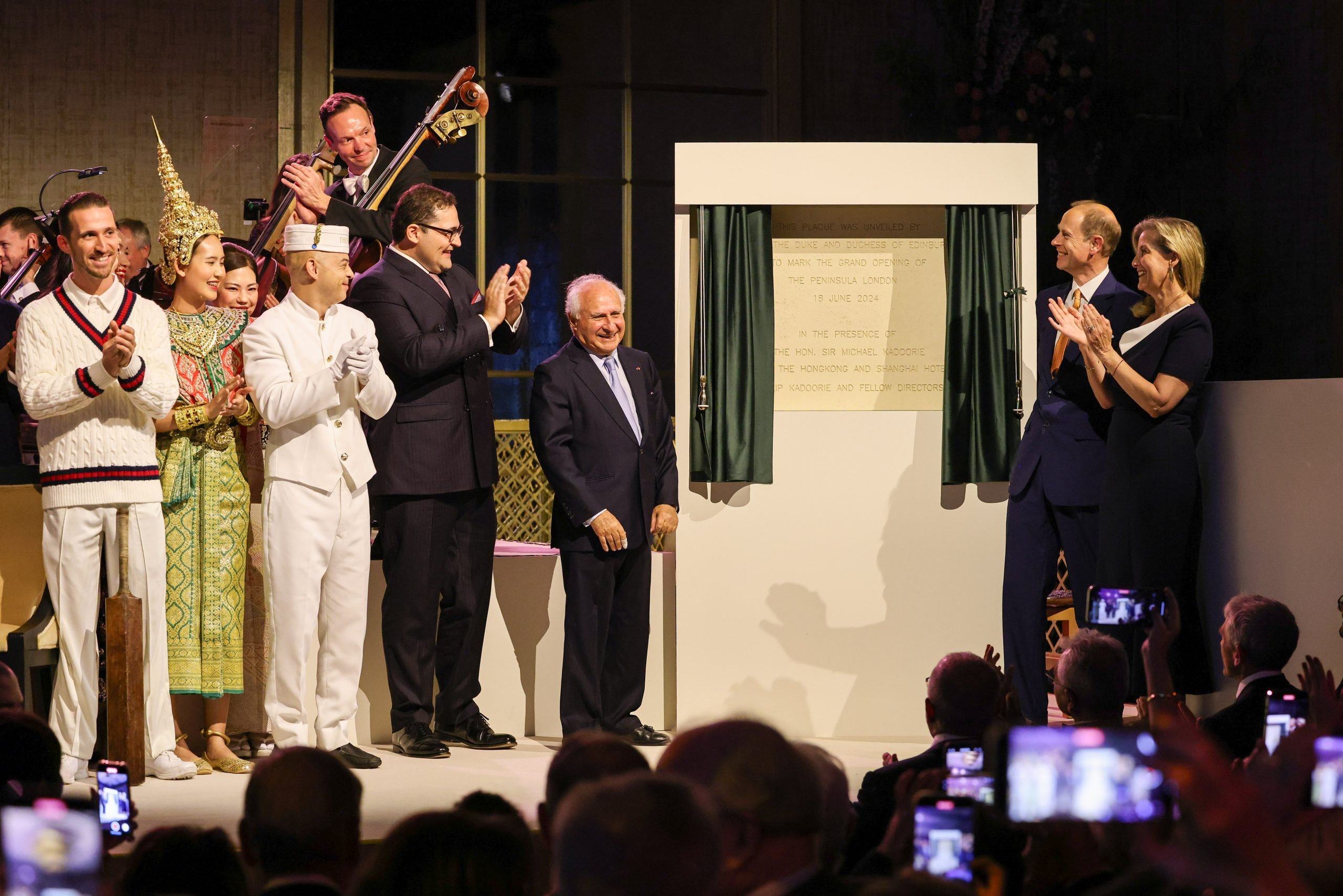 The Peninsula London Görkemli Açılış Partisiyle Londra'ya Merhaba Dedi 1 1720087816 Philip Kadoorie Sir Michael Kadoorie Chairman of Hongkong and Shanghai Hotels and Their Royal Highnesses The Duke and Duchess of Edinburgh scaled