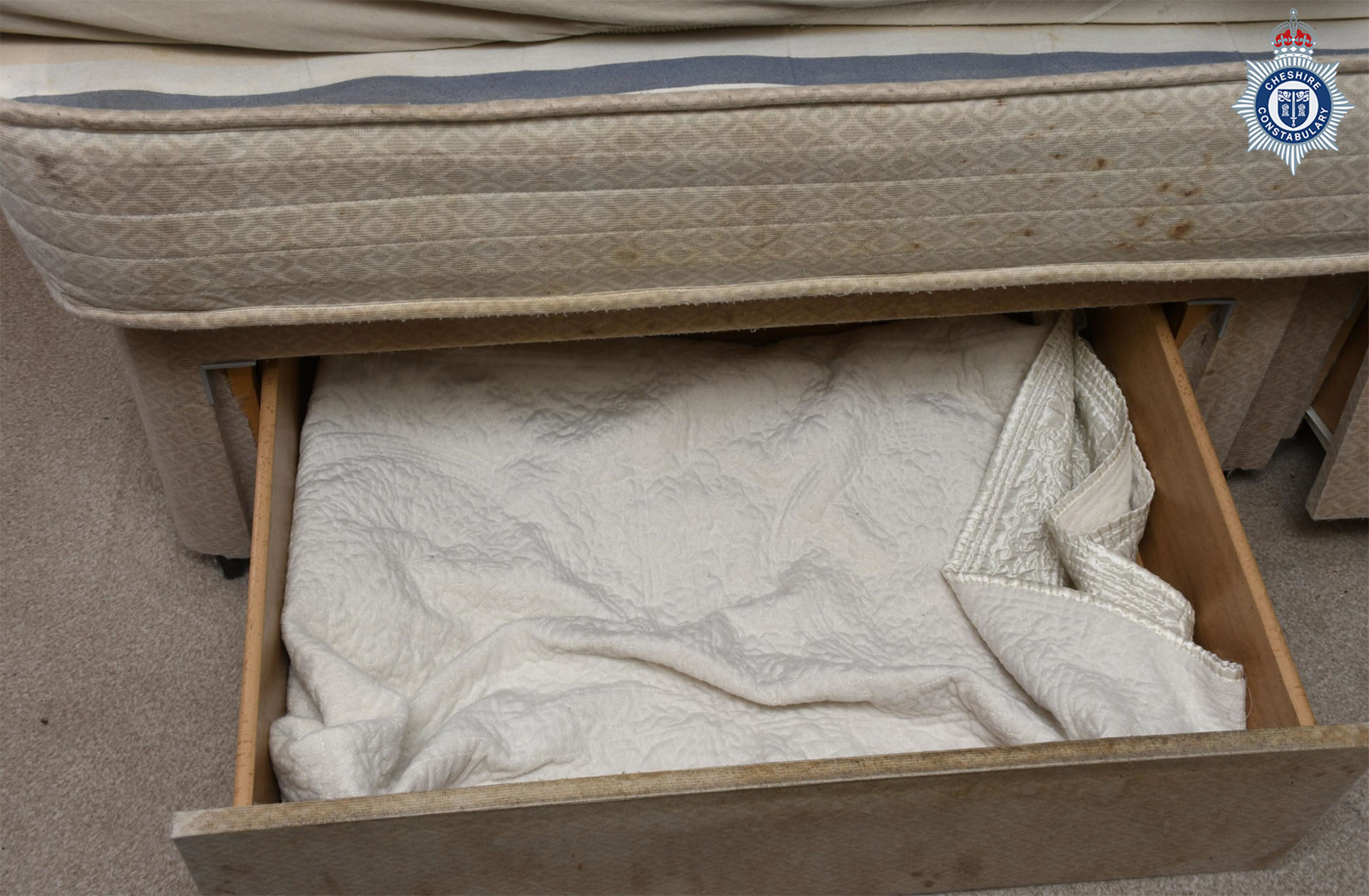 İngiltere'de kan donduran olay: Bir kadın 3 yaşındaki çocuğunu 3 yıl çekmecede sakladı 1 divan drawer with blanket