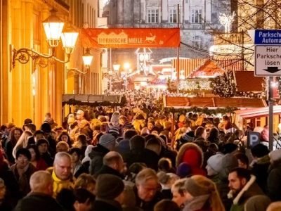 ALMANYADA NOEL PAZARINDAKI ARACLI SALDI 479808 141890