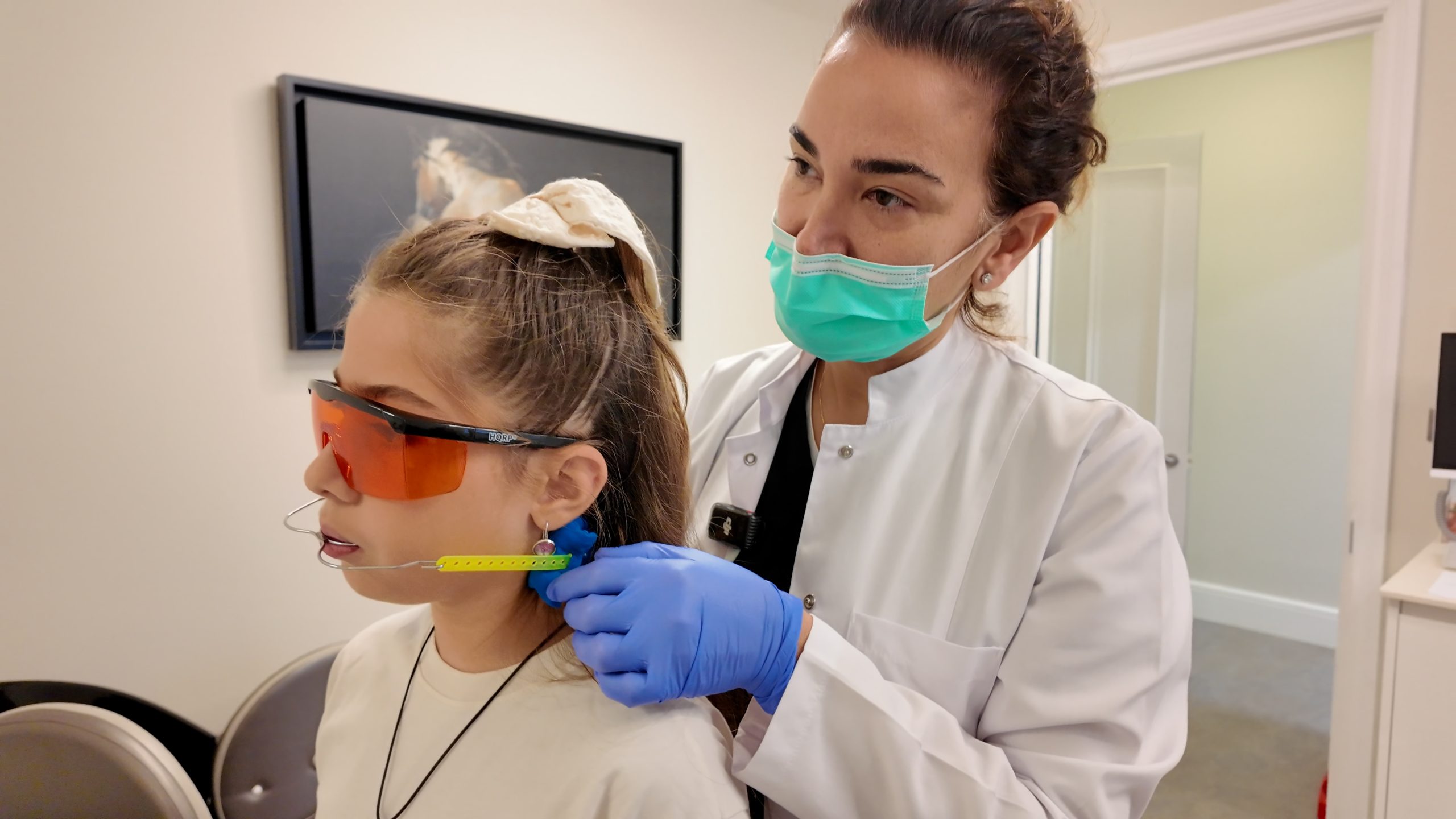 Dr. Elif Keser: Servikal Headgear ile Üst Çene Gelişimi Kontrol Altına Alınabiliyor 1 elif keser scaled