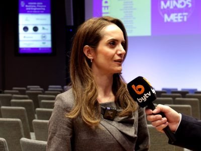 Elif Tunay Londrada Yeni Mezunlarin Kariyer Zorluklarini Degerlendirdi