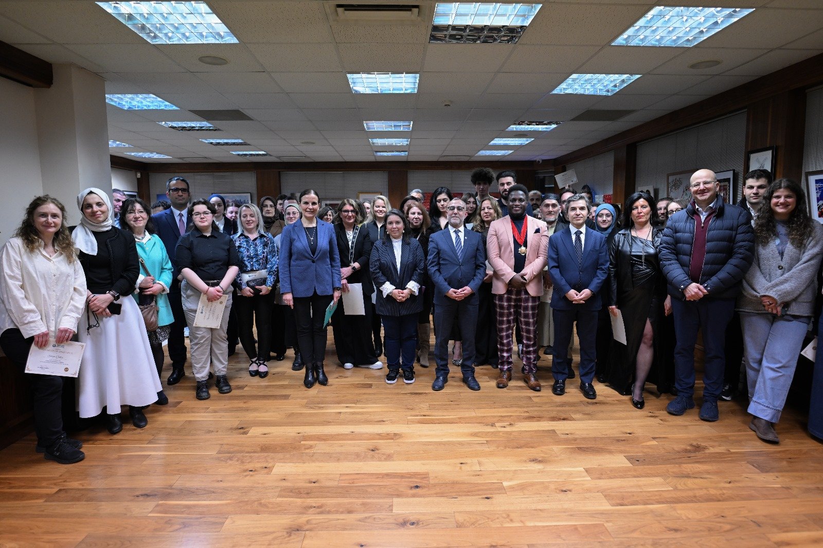Londra’da 7. Türk Toplumu Sanat Sergisi Yunus Emre Enstitüsü'nde Açıldı 3 ye londra 16