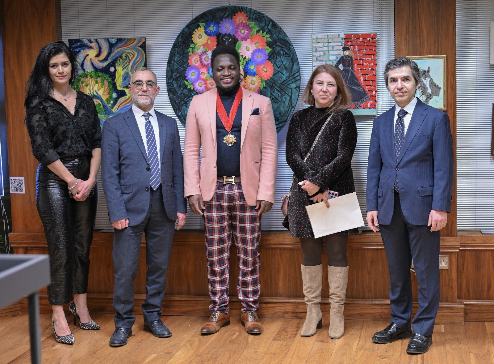 Londra’da 7. Türk Toplumu Sanat Sergisi Yunus Emre Enstitüsü'nde Açıldı 1 ye londra 2