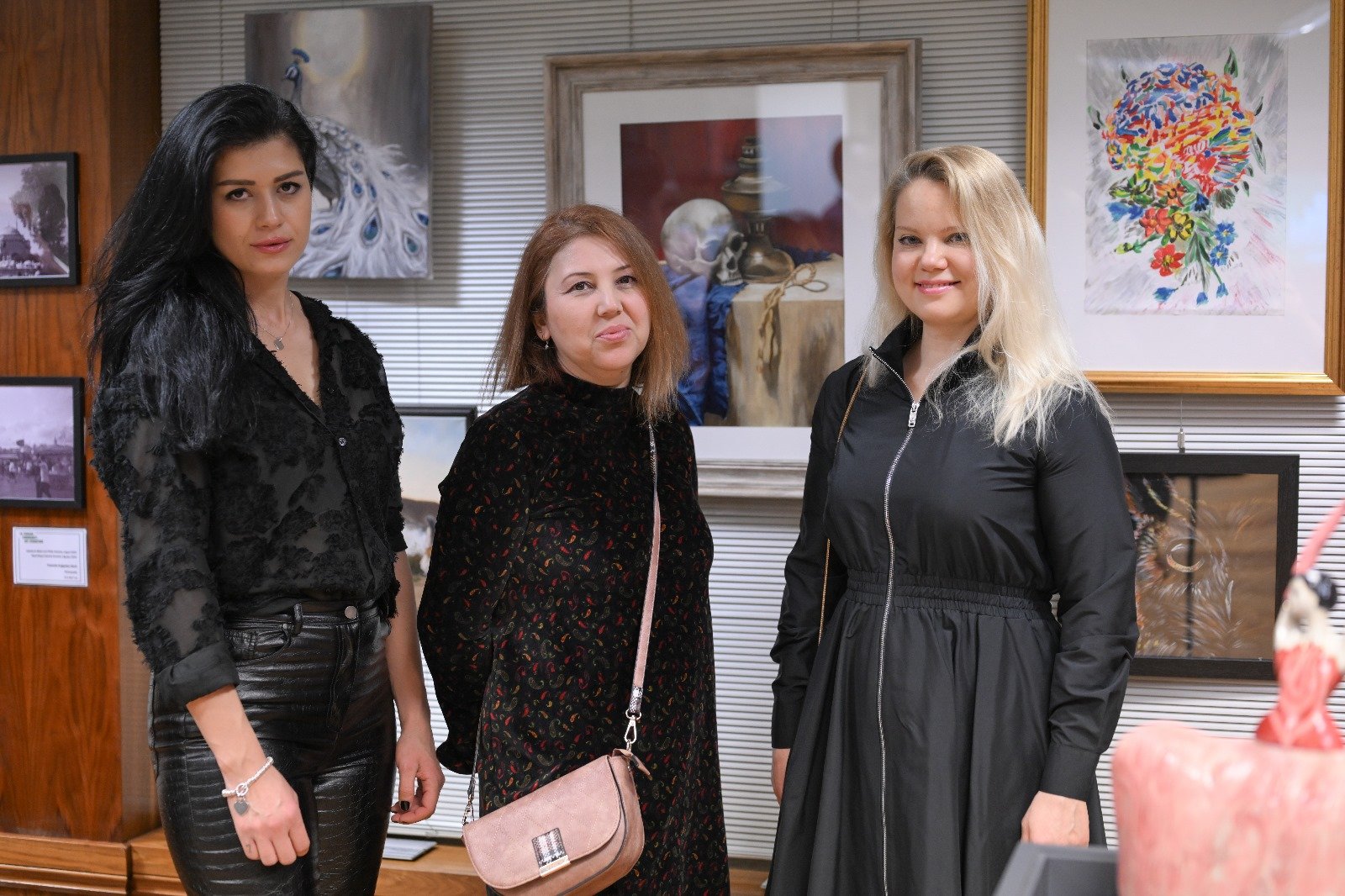 Londra’da 7. Türk Toplumu Sanat Sergisi Yunus Emre Enstitüsü'nde Açıldı 5 ye londra 3