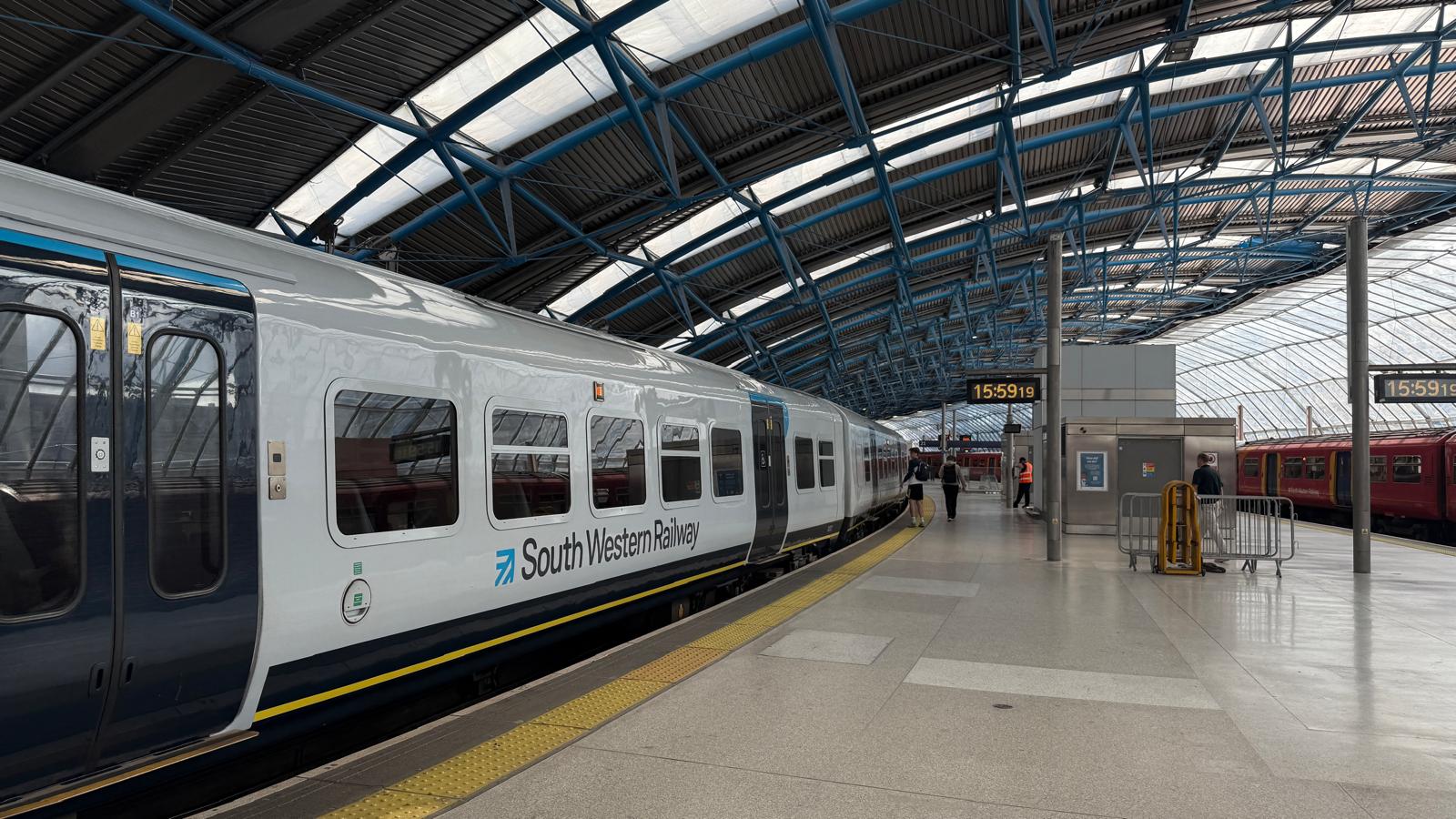 İngiltere'de Raylı Ulaşım Ücretlerine 30 Yıl Sonra İlk Kez Zam Gelmeyecek 1 tren