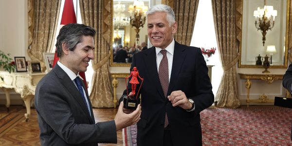 ip atlayan kiz