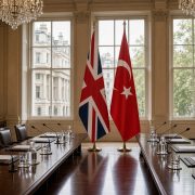 Türkiye İngiltere Ticaret Müzakerelerinde Altıncı Tur kapsamında Londra'da Birleşik Krallık ve Türkiye bayrakları önünde düzenlenen resmi ticaret müzakeresi toplantı salonu